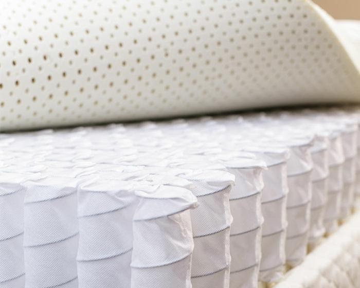 Quel matelas est bon pour vous : un matelas à ressort ou latex ? En réalité, le choix est essentiellement tributaire des préférences du dormeur. Que ce soit le latex ou le ressort ensachés, les deux technologies bénéficient d’une aération parfaite, à l’inverse du matelas en mousse. De plus, leur indépendance de couchage est sans conteste. Le meilleur choix d’un matelas dépend essentiellement de sa morphologie et de son poids. De plus, si vous bougez beaucoup pendant le sommeil ou que vous souffrez des tensions, un matelas rigide ne sera pas votre meilleur allié. Ventilation et aération Vous devez savoir que le choix de sa literie est très subjectif. Il n’existe pas de technologie où on est certain de ne pas souffrir ou encore de bénéficier d’une qualité de sommeil optimale. Pour choisir un matelas, il est important de s’interroger à propos de son aération et de sa ventilation. Pour vous offrir un sommeil de qualité sur la durée, un matelas doit offrir une meilleure circulation sanguine ainsi qu’une excellente ventilation. Cette disposition vous mettra à l’abri de la prolifération des bactéries et des acariens. Pour venir à bout de l’humidité, il est important de bien aérer votre literie. Les matelas à ressort et les matelas latex ont des dispositions intéressantes en matière de désirabilité. La technologie à ressorts reste cependant un compromis non négligeable pour laisser passer l’air. Sur le matelas latex, l’élément qui procure cet avantage réside dans les cellules alvéolaires. Le matelas latex est tellement respirant, qu’il convient aux personnes souffrants d’allergies et ceci grâce à ses propriétés antiacariennes et hypoallergéniques. Technologies Le matelas se structure sur plusieurs couches qui garantissent au dormeur un excellent confort de couchage. Le ressort, la mousse ou le latex représente ainsi le type de suspension. On parle donc de l’âme du matelas. Grâce à cette technologie, il est possible de définir le confort que peut vous offrir votre literie. Le matelas en ressort présente une technologie ensachée. Il est composé de plusieurs ressorts généralement en acier. Pour offrir une meilleure indépendance de couchage, le fabricant s’assure d’envelopper chaque ressort individuellement. En plus d’absorber les mouvements, le matelas à ressorts se montre robuste et procure une sensation de fermeté ainsi qu’une meilleure circulation de l’air. En ce qui concerne le latex, son âme est principalement composée d’une matière souple et élastique. Elle peut être naturelle ou issue des produits synthétiques. Grâce à cette technologie, le matelas garantit le meilleur alignement de la colonne vertébrale et surtout permet de soulager les points de pression. Ainsi, si vous êtes une personne sujette aux maux de dos ou ayant des tensions au niveau de la nuque et des cervicales, vous pouvez opter pour ce type de matelas. Soutien et accueil Que vous optiez pour le latex ou le ressort, sachez que vous allez pouvoir bénéficier d’une grande fermeté de couchage. En effet, un matelas ressort est très connu pour son soutien ferme, seulement vous devez opter pour un produit de qualité. Si vous préférez la fermeté du latex, n’hésitez pas à privilégier une densité plus importante. Au niveau soutien, on peut donc conclure que les deux types de matelas remportent le même point. L’accueil d’un matelas diffère cependant selon que celui-ci soit en latex ou en ressort ensachés. Mais quoi qu’il en soit, chaque dormeur a ses propres préférences. Si le matelas fabriqué à partir des ressorts ensachés bénéficie d’un accueil ferme, celui en latex promet un accueil souple et une sensation enveloppante. Comme tout dépend des goûts des dormeurs, certains fabricants proposent de tester le matelas pendant un certain temps avant de valider leur achat. La durée peut varier entre 100 et 120 nuits selon les constructeurs. Au final, que choisir entre le matelas à ressort et le latex ? Si certaines préfèrent les tonicités des ressorts, parce qu’ils sont habitués à y dormir pendant plusieurs années, d’autres sollicitent le latex pour sa résilience. Pour vous décider sur l’achat de votre prochain matelas, mais aussi vous faire votre propre idée, pensez à les essayer directement en boutique. Pour un meilleur achat, vous n’avez pas à vous fier à l’avis des autres dormeurs qui ont besoin d’un confort différent de celui dont vous avez besoin. Certainement, vous n’avez pas les mêmes morphologies. Notons aussi que vos habitudes de sommeil diffèrent les unes des autres. Toujours est-il que les deux types de matelas ont une meilleure longévité. Leur durée de vie varie entre 10 et 15 ans. N’hésitez pas aussi à vous renseigner à propos des astuces qui vous permettront de conserver votre matelas le plus longtemps possible. Une solution très souvent préconisée est l’aération.