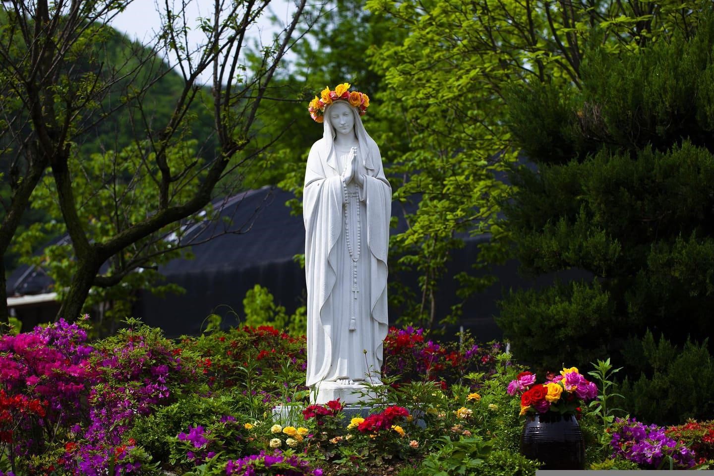 Le Guide Complet pour embellir votre jardin avec des statues religieuses -  CERCLL
