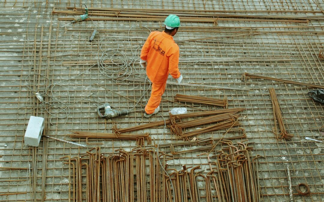homme portant des vêtements de sécurité sur un chantier