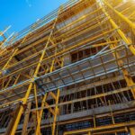 Échafaudage roulant, fixe, de façade : lequel choisir pour vos travaux ?