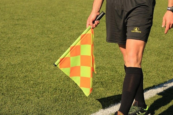 Comment le changement des règles de touche a affecté le style de jeu des équipes de football