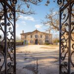 Artisanat d’art : comment le fer forgé redonne du caractère à une maison ancienne