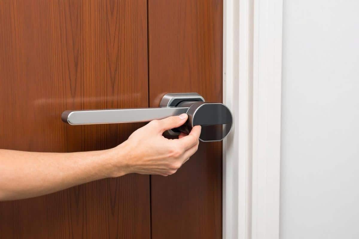 Comment fabriquer une barre de sécurité pour porte ?