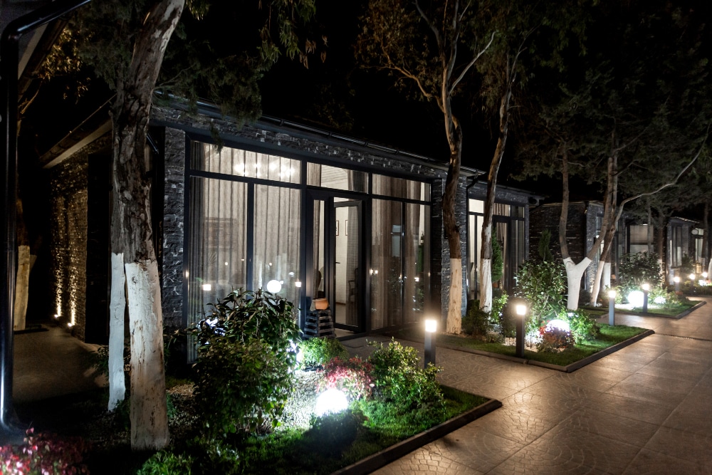 Éclairage extérieur : astuces pour sublimer terrasse, jardin ou balcon