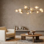Lustre sculptural moderne en laiton avec globes de verre lumineux au-dessus d'un salon minimaliste aux teintes beige et terre.