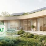 Maison moderne éco-responsable avec panneaux solaires, toit végétalisé et mur végétal. Affichage DPE A1 en surimpression.