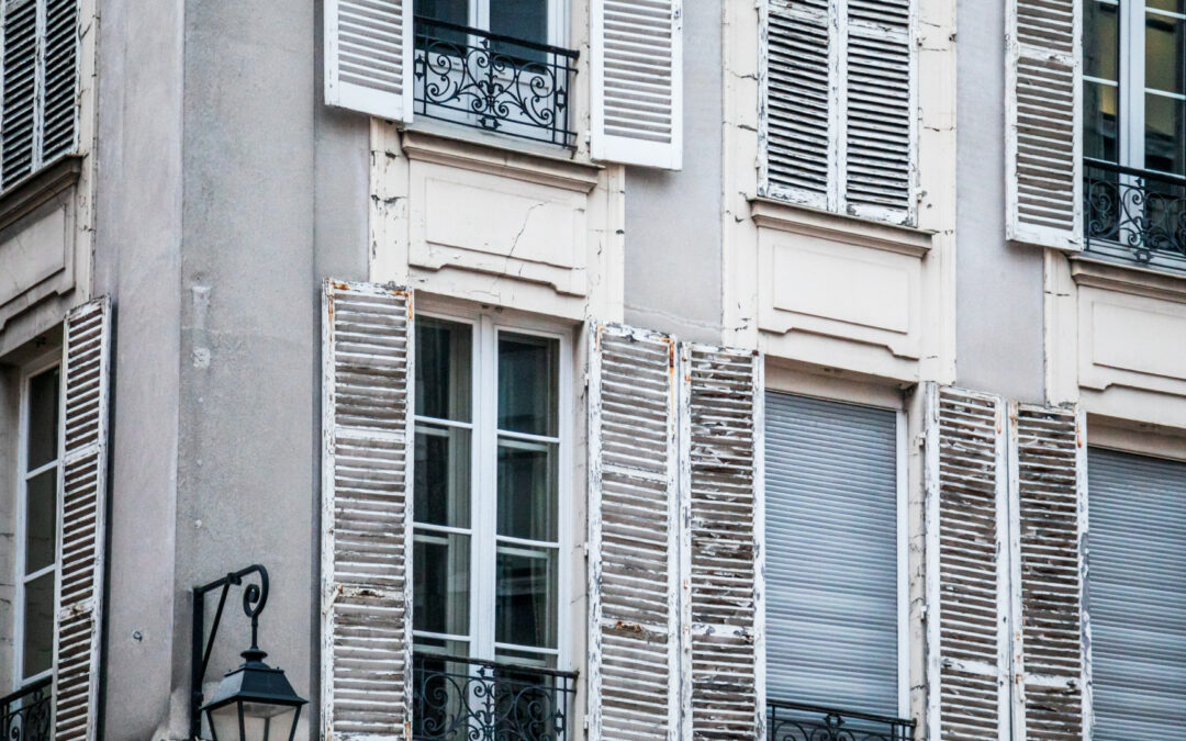 Volets battants ou roulants : quelles différences pour votre confort et votre budget ?