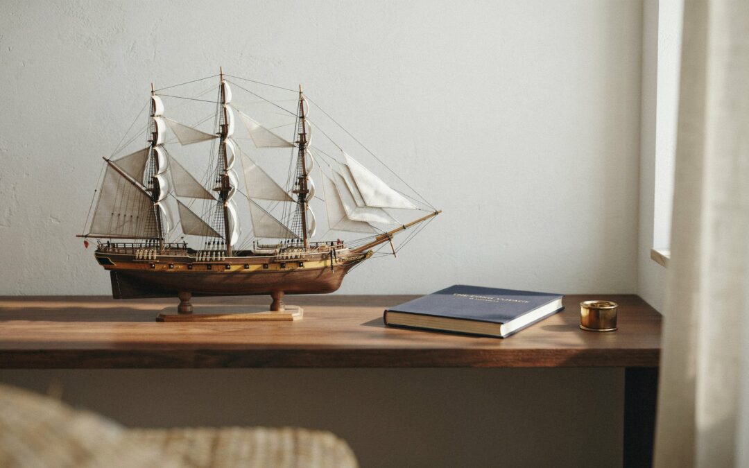 Les maquettes de voiliers : la tendance décoration haut de gamme inspirée par l’univers marin