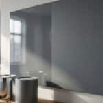 Panneau mural divisé en deux : à gauche une finition grise brillante réfléchissante, à droite une finition mate.