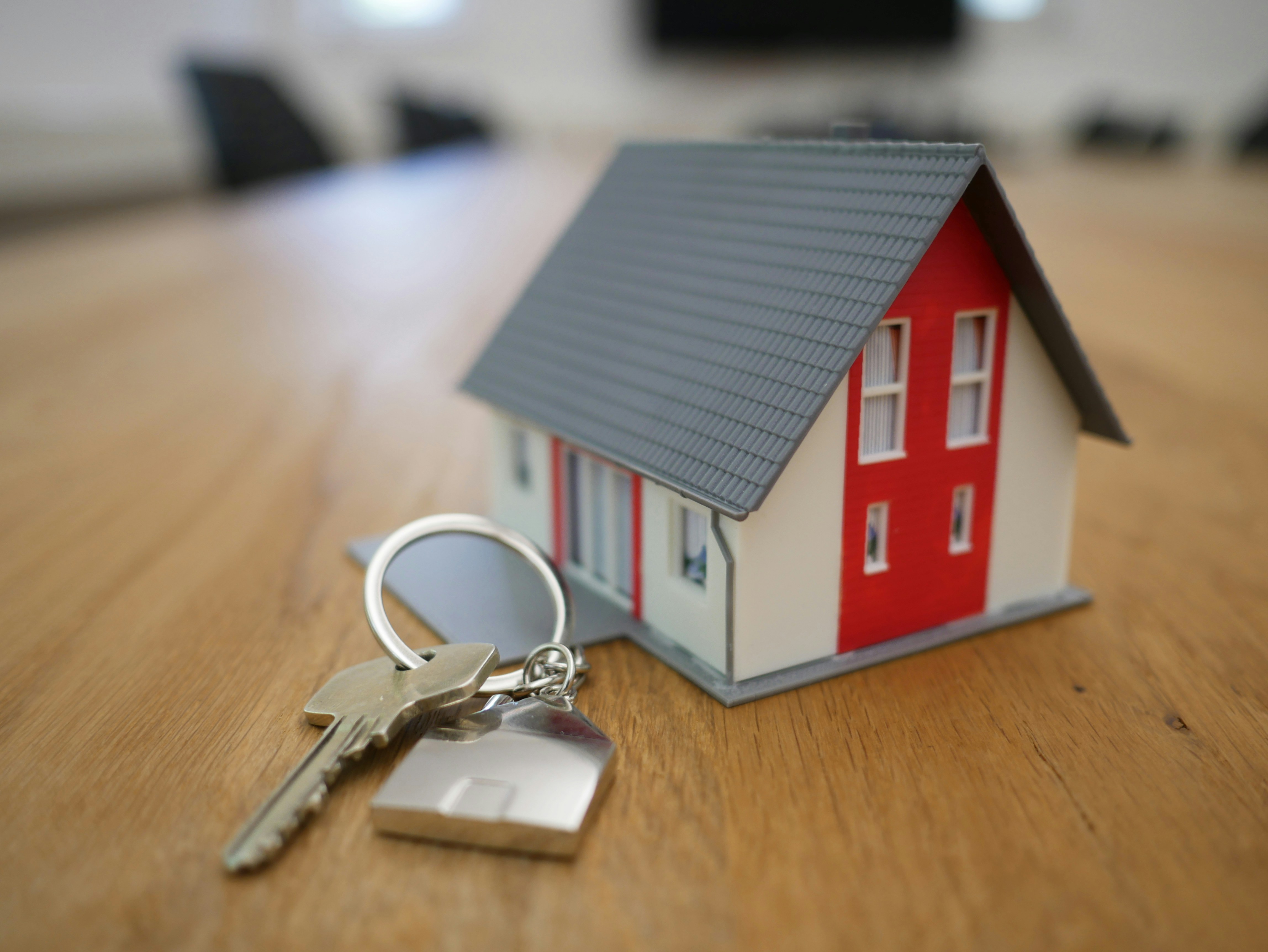 Consultant immobilier présentant une visite virtuelle sur tablette lors d'une transaction