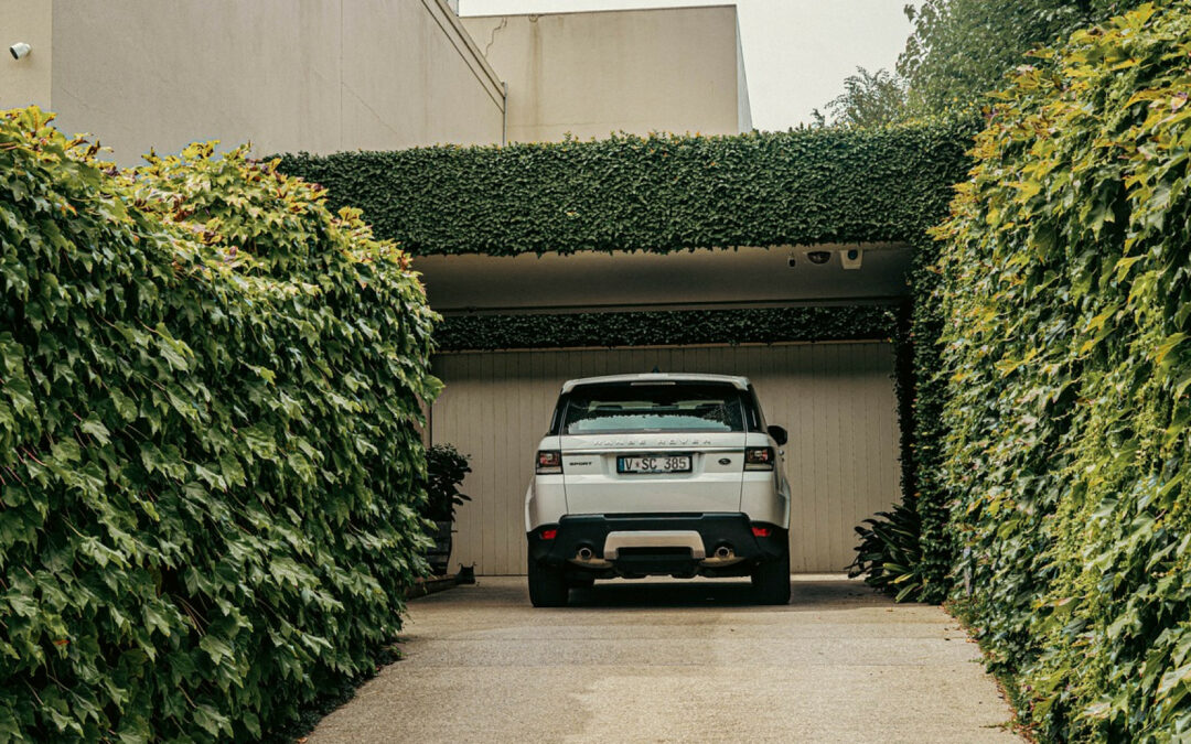 Comment installer une porte de garage sectionnelle en bois ?